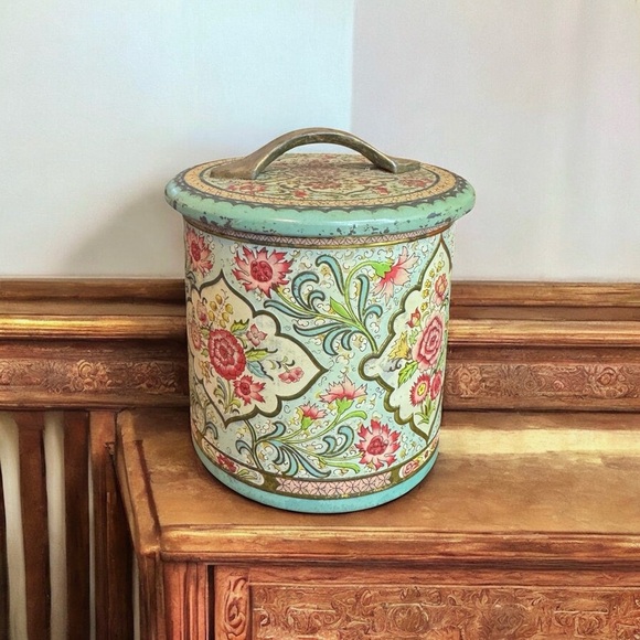 Lovely Vintage Daher Holland Embossed Round Canister Tin - Picture 3 of 14